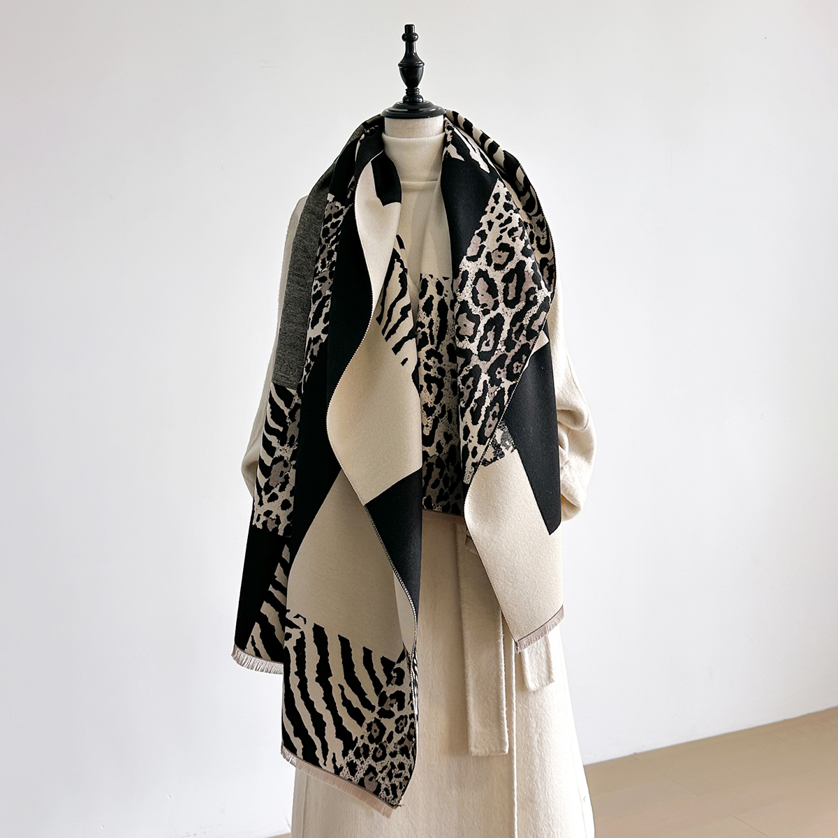 New Brand Elegance Two-Sided L - Woven Scarf Blanket のレビューと価格
