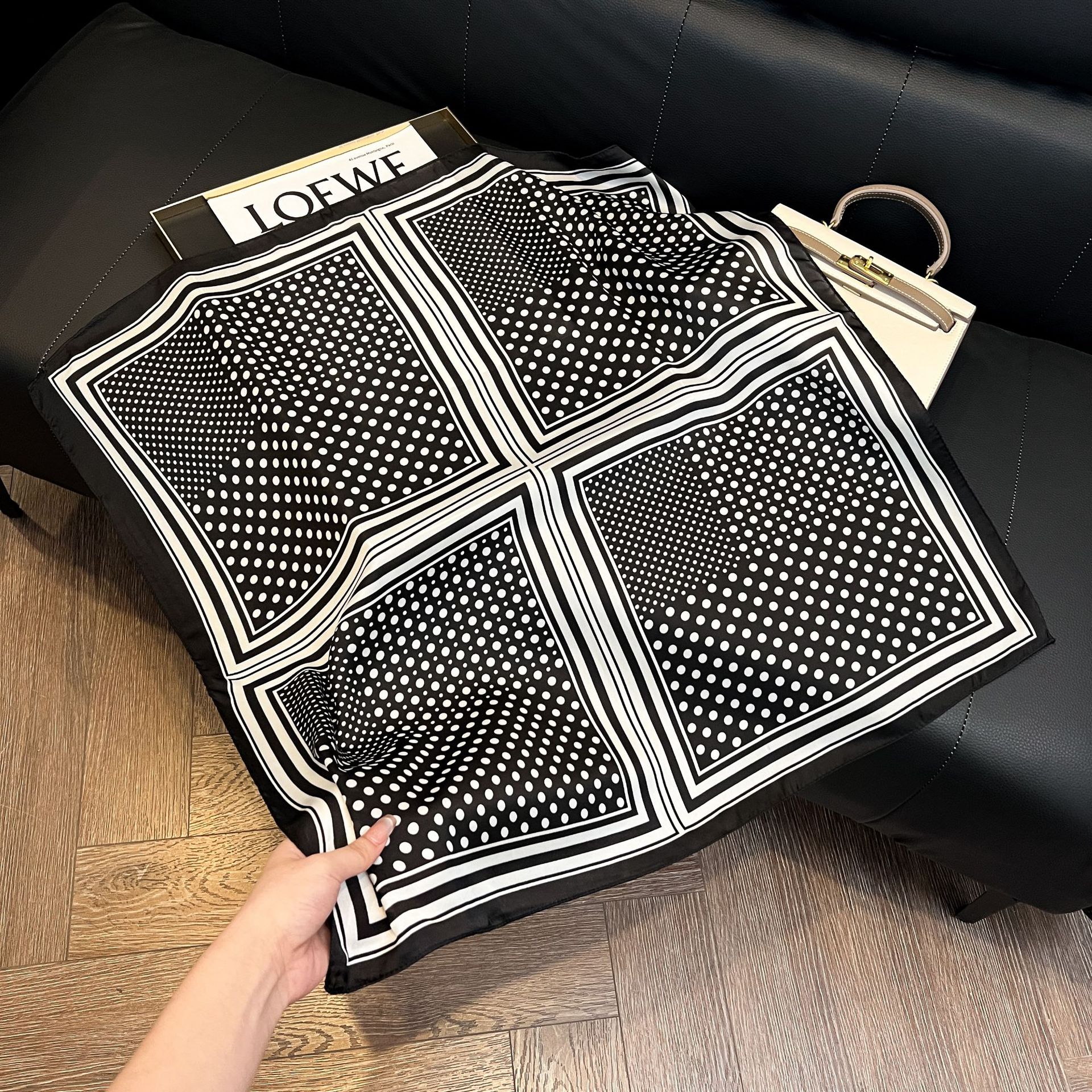 Luxury Square Silk-like Scarf  - Scarf Silk Square のレビューと価格